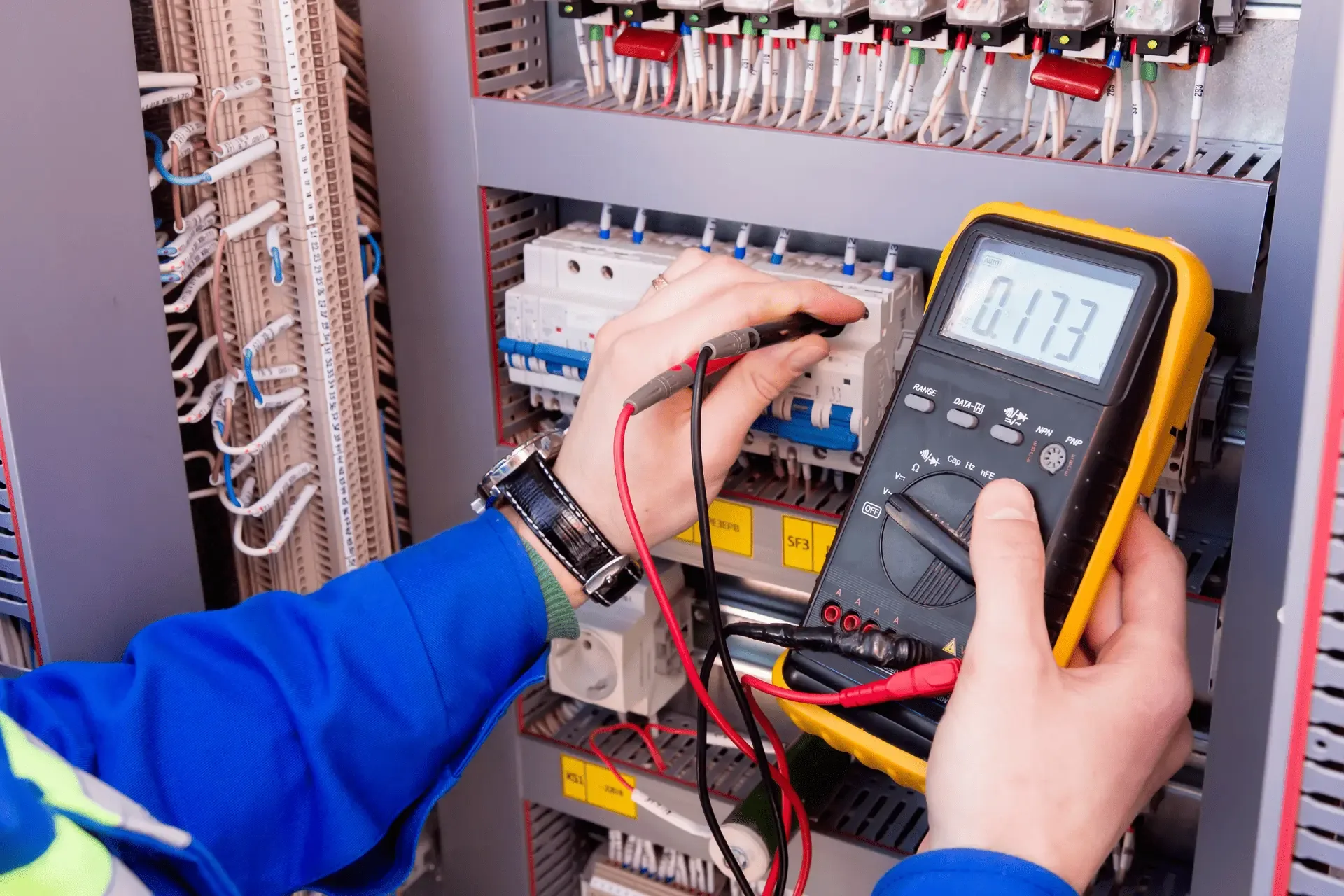 Elektrikář při práci na elektroinstalaci