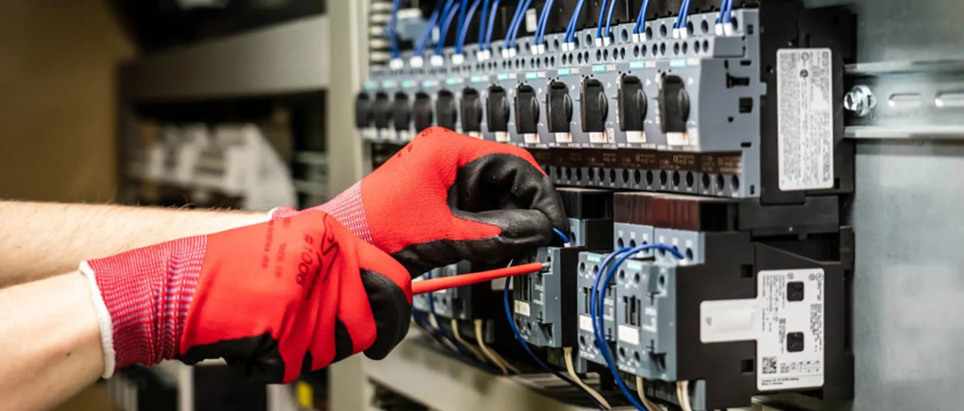 Detail zapojování elektrického rozvaděče